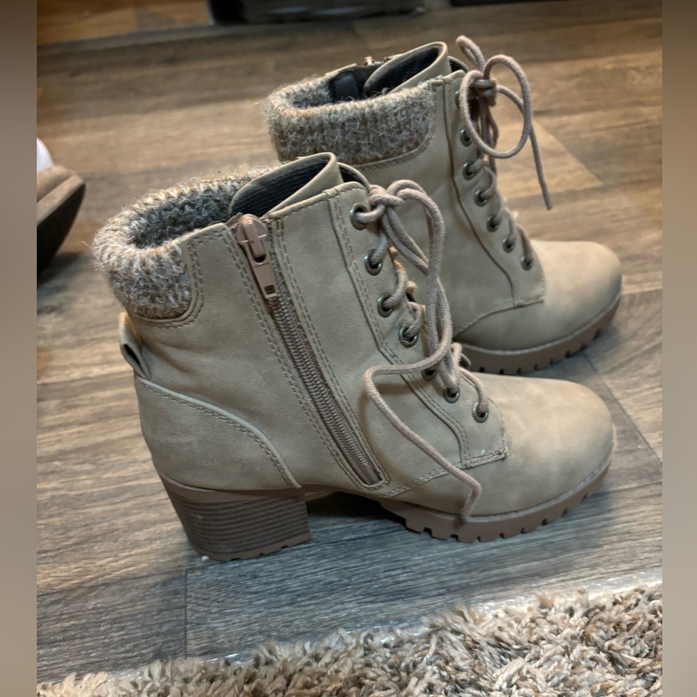 Boots - Picture 5 of 6